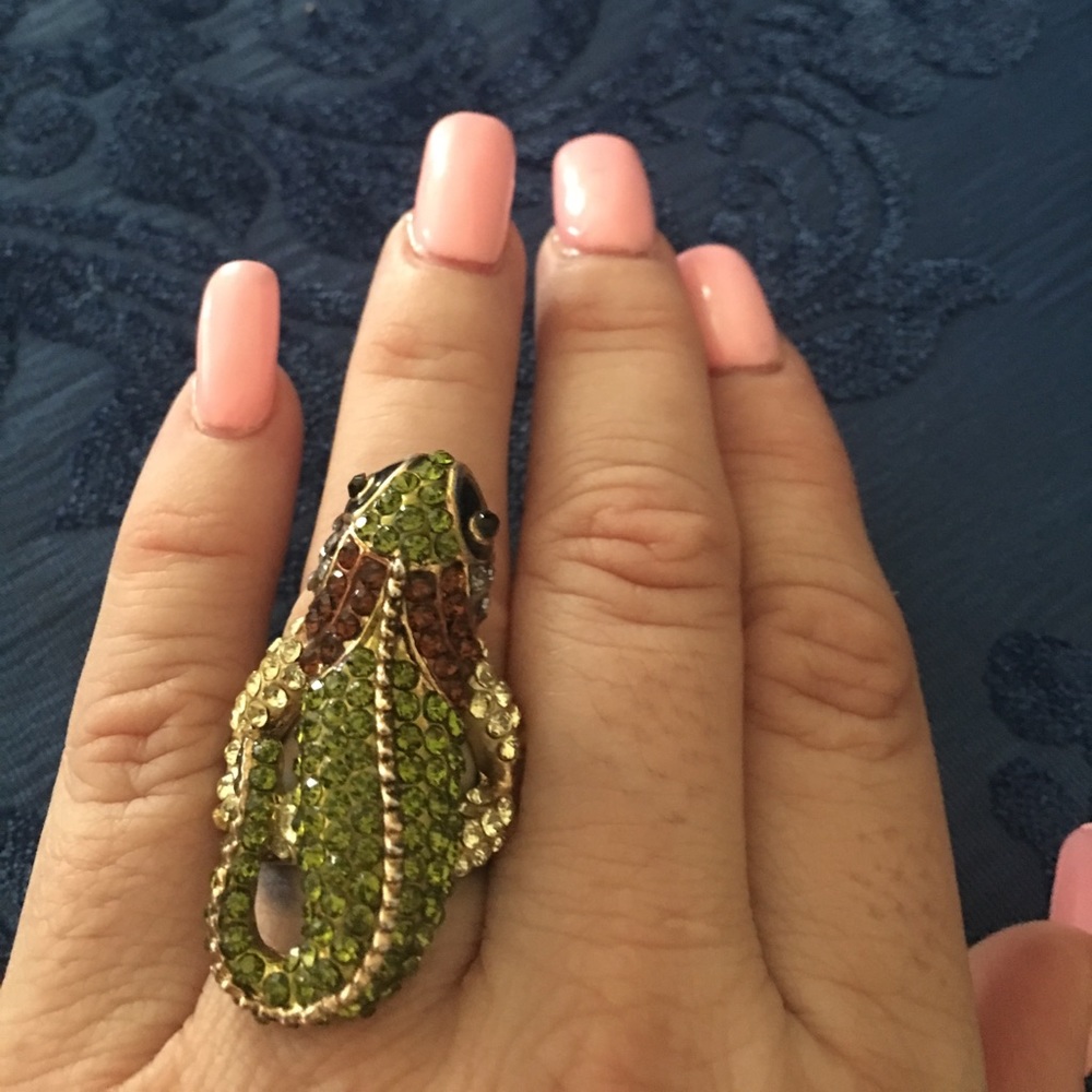 🦋Adorable SOLD 💯NWOT stretch ring💎little lizard ❤️SOLD!❤️